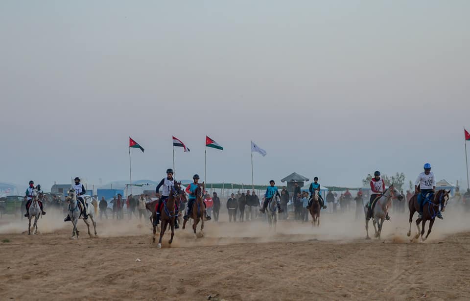 من السباق فرسان المنافسة والاثارة